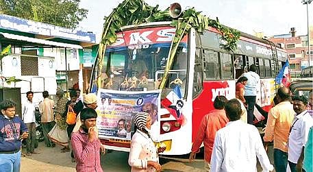 ரஜினிகாந்த் பிறந்த நாளையொட்டி, ஆற்காட்டில் இருந்து கலவைக்கு இயக்கப்பட்ட இலவச பேருந்து சேவை.