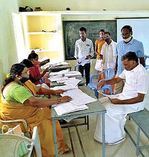 பொன்னேரி அரசு பள்ளியில் நடைபெற்ற வாக்காளர் சேர்க்கை சிறப்பு முகாமை ஆய்வு செய்த அமைச்சர் கே.சி.வீரமணி.