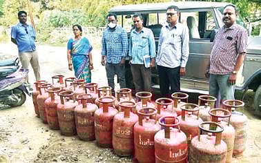 வேலூர் மாவட்ட வழங்கல் அலுவலர் பானு தலைமை யிலான குழுவினரால் பறிமுதல் செய்யப்பட்ட காஸ் சிலிண்டர்கள்.படம்:வி.எம்.மணிநாதன்.