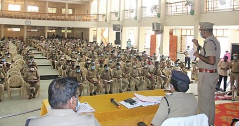 காவலர்  பணிக்கான எழுத்துத் தேர்வு தொடர்பாக தூத்துக்குடியில் காவல் துறையினருக்கு எஸ்பி எஸ்.ஜெயக்குமார் ஆலோசனைகளை வழங்கி பேசினார்.