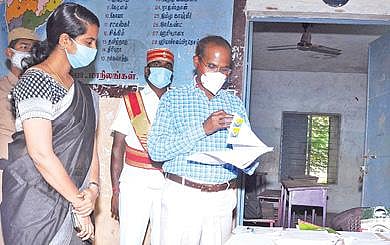 திண்டிவனம் அருகே செண்டூரில் வாக்காளர் திருத்தல் சிறப்பு முகாமை ஆட்சியர் அண்ணாதுரை ஆய்வு செய்தார். அருகில் சார் ஆட்சியர் அனு உள்ளார்.