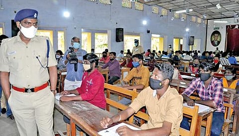 திருநெல்வேலியில் காவலர் பணிக்கான எழுத்துத் தேர்வு நடைபெற்ற மையத்தில் காவல் கண்காணிப்பாளர் மணிவண்ணன் ஆய்வு செய்தார்.  படம்: மு.லெட்சுமி அருண்