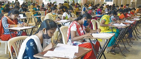 மதுரை டோக் பெருமாட்டி கல்லூரியில் போலீஸ் தேர்வெழுதிய மாணவியர். படம்: ஆர். அசோக்