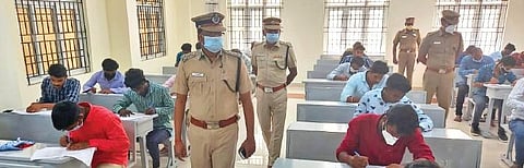விழுப்புரத்தில் காவலர் எழுத்துத் தேர்வு நடைபெறும் மையத்தினை பார்வையிடும் டிஐஜி எழிலரசன்.