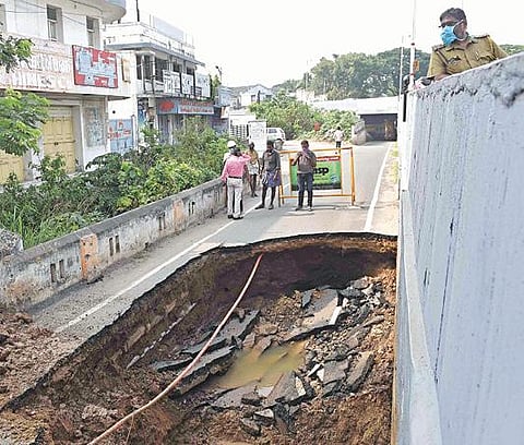 கோவை கூட்ஸ் ஷெட் சாலையில் பழைய பாதாள சாக்கடை குழாய் உடைந்து பள்ளம்