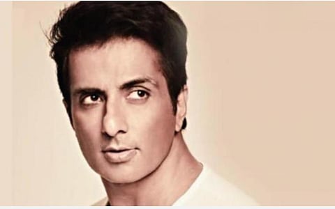 கரோனா பாதிப்பால் வேலை இழந்தோருக்கு இ-ரிக் ஷா வழங்குகிறார் பாலிவுட் நடிகர் சோனு சூட் - ‘சொந்த காலில் நிற்கும் திட்டம்’