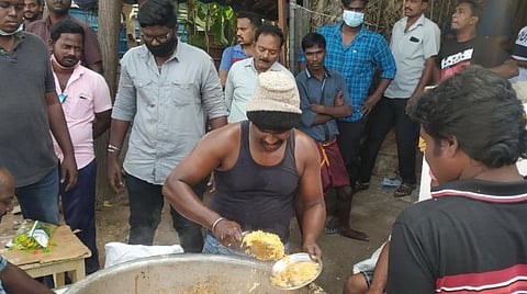 பிரியாணி வாங்கும் பொதுமக்கள்.