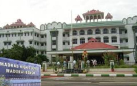 கொள்ளையடித்தவர்களிடமே கொள்ளை; கூடுதல் விலைக்கு மதுபான விற்பனை வழக்கில் உயர் நீதிமன்ற மதுரைக் கிளை கருத்து- தமிழக அரசு அறிக்கை தாக்கல் செய்ய உத்தரவு