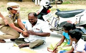 வேலூர் ஆட்சியர் அலுவலகத்தின் வெளியே தீக்குளிக்க முயன்ற முதியவரை தடுத்து நிறுத்திய காவல் துறையினர். அடுத்த படம்: ராணிப்பேட்டை ஆட்சியர் அலுவலக வளாகத்தில் தீக்குளிக்க முயன்ற மாற்றுத்திறனாளியை மீட்ட காவல் துறையினர்.