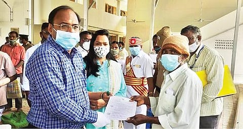 திருப்பத்தூரில் நேற்று நடந்த மக்கள் குறைதீர்வு கூட்டத்தில் முதியோர் உதவித்தொகைக்கான ஆணையை வழங்கிய ஆட்சியர் சிவன் அருள்.