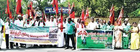 வேளாண் சட்ட திருத்த மசோதாவை கண்டித்து, வேலூர் மாவட்ட ஆட்சியர் அலுவலகம் எதிரே நேற்று காத்திருப்பு போராட்டத்தில் ஈடுபட்ட அகில இந்திய விவசாயிகளின் போராட்ட ஒருங்கிணைப்பு குழுவினர். அடுத்த படம்:  காட்பாடியில் ரயில் மறியலில் ஈடுபட முயன்ற தமிழ் புலிகள் கட்சியினரை காவல்துறையினர் தடுத்து நிறுத்தினர். கடைசிப் படம்: திருப்பத்தூர் மாவட்ட ஆட்சியர் அலுவலகம் எதிரே காத்திருப்பு போராட்டத்தில் ஈடுபட்ட போராட்டக்குழுவினர்.