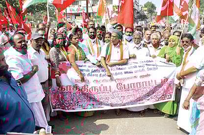 புதிய வேளாண் சட்டங்களை திரும்ப பெற வலியுறுத்தி திருநெல்வேலியில் ஆட்சியர் அலுவலக வளாகத்தில் நடைபெற்ற  காத்திருப்பு போராட்டம். (அடுத்த படம்) தூத்துக்குடியில்  நடைபெற்ற  மறியல். (கடைசி படம்)  நாகர்கோவிலில் நடைபெற்ற காத்திருப்பு போராட்டம். 									                          படங்கள்: மு.லெட்சுமி அருண், என்.ராஜேஷ்.
