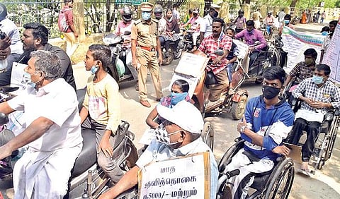 மணிமுத்தாறு அணையிலிருந்து  சுழற்சி முறையில்  நீர் விநியோகிக்கும் அரசாணையை ரத்து செய்ய வேண்டும்  என்று வலியுறுத்தி திருநெல்வேலி ஆட்சியர் அலுவலகத்தில் மனு அளித்த விவசாயிகள்.  (அடுத்த படம்) தண்டுவடம் காயமடைந்தோர் அமைப்பு சார்பில்  மனு அளிக்க வந்தவர்கள். 									             படங்கள்: மு.லெட்சுமி அருண்