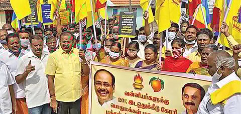 வன்னியர்களுக்கு கல்வி, வேலைவாய்ப்பில் 20 சதவீதம் இட ஒதுக்கீடு வழங்கக்கோரி, சேலம் பெரிய புதூர் கிராம நிர்வாக அலுவலரிடம் மனு அளிக்க ஊர்வலமாக வந்த பாமக-வினர்.