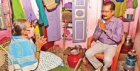 மனு அளிக்க வந்த மூதாட்டியை அவரது வீட்டுக்கு அழைத்துச் சென்ற ஆட்சியர் த. அன்பழகன். படம்: எஸ். கிருஷ்ணமூர்த்தி