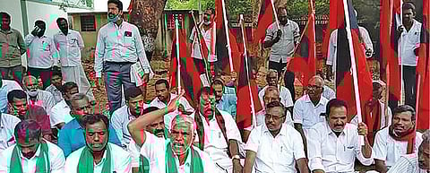 கடலூரில் காத்திருப்புப் போராட்டத்தில் ஈடுபட்டிருந்த காவிரி டெல்டா பாசன விவசாயிகள் சங்க கூட்டமைப்பு தலைவர் இளங்கீரனை போலீஸார் குண்டு கட்டாக தூக்கி சென்றனர்.