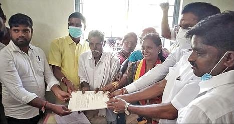 திருப்போரூர் அருகே பனங்காட்டுப்பாக்கம் கிராமத்தில் இட ஒதுக்கீடு கோரி ஆர்ப்பாட்டத்தில் ஈடுபட்ட பாமகவினர், கோரிக்கை மனுவை கிராம நிர்வாக அலுவலகத்தில் வழங்கினர்.