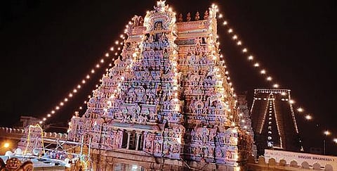 வைகுண்ட ஏகாதசி விழாவையொட்டி, வண்ண மின் விளக்குகளால் அலங்கரிக்கப் பட்டுள்ள ரங்கம் ரங்கநாதர் கோயில் கோபுரங்கள். படம்: ஜி.ஞானவேல்முருகன்