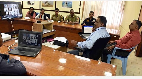 இணைய வழியில் தேசிய மாணவர் படை மாணவர்களுக்குப் பயிற்சி அளிக்கும் டிபென்ஸ் அகாடமி பயிற்றுநர்கள். | படம்: ஜெ.மனோகரன்.