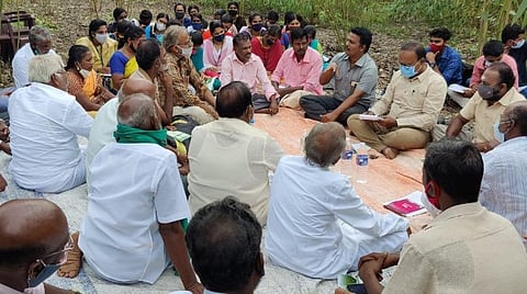 காரைக்கால் மாவட்டம் கீழக்காசாகுடியில் நடைபெற்ற வயல்வெளி கருத்தரங்கில் பங்கேற்றோர்.