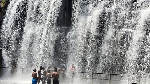 திற்பரப்பு அருவியில் குளிப்பதற்கு 9 மாதங்களுக்குப் பின்பு சமூக இடைவெளியுடன் அனுமதி: சுற்றுலாப் பயணிகள் உற்சாகம்