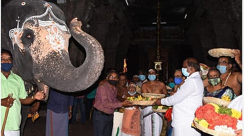 திருவானைக்காவல் ஜம்புகேஸ்வர் திருக்கோயிலில் உள்ள அகிலாண்டேஸ்வரி அம்மனுக்கு ஸ்ரீரங்கம் ரங்கநாதர் கோயிலிலிருந்து மார்கழி மாத சீர்வரிசையை இன்று இரவு எடுத்து வந்த இணை ஆணையர் பொன்.ஜெயராமன் மற்றும் ஊழியர்கள்.