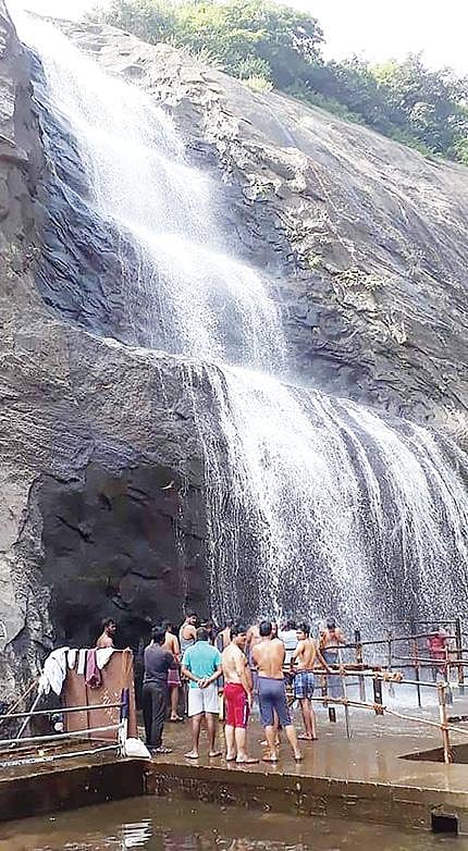 குற்றாலம் பிரதான அருவியில் குளிக்கச் செல்லும் சுற்றுலாப் பயணிகள் வரிசையில் நிற்க வட்டங்கள் வரையப்பட்டுள்ளன.