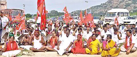 வேளாண் சட்டங்களை திரும்பப் பெற வலியுறுத்தி கிருஷ்ணகிரியில் நடந்த காத்திருப்புப் போராட்டத்தில் கலந்து கொண்ட விவசாயிகள்.