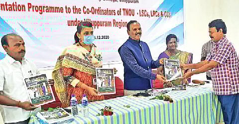 தமிழ்நாடு திறந்த நிலைப்பல்கலைக்கழகத்தின் மண்டல மைய கையேட்டை துணை வேந்தர் பார்த்தசாரதி வெளியிடுகிறார்.