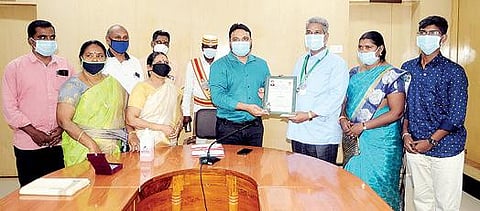 குறிஞ்சிப்பாடி கிளை நூலகத்தின்  நூலகர் அருள்ஜோதிக்கு  டாக்டர் எஸ்.ஆர்.அரங்கநாதன் விருதினை மாவட்ட ஆட்சியர் சந்திரசேகர் சாகமூரி வழங்கினார்.