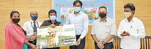 உழவர் கடன் அட்டை திட்டத்தின் கீழ், பால் உற்பத்தியாளர்களுக்கு நேற்று கடன் உதவிகள் வழங்கிய திருப்பூர் ஆட்சியர் க.விஜயகார்த்திகேயன் உள்ளிட்டோர்.