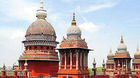 பத்திரிகைகள் மீதான அவதூறு வழக்குகளை ரத்து செய்து தனி நீதிபதி பிறப்பித்த உத்தரவுக்கு இடைக்கால தடை- சென்னை உயர் நீதிமன்றம் உத்தரவு