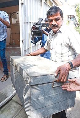 சென்னையில் சுற்றுச்சூழல் அதிகாரி வீட்டில் இருந்து ரூ.7 கோடி சொத்து ஆவணங்கள், 3 கிலோ தங்கம், ரூ.1.37 கோடி பறிமுதல் லஞ்ச ஒழிப்பு போலீஸார் நடவடிக்கை