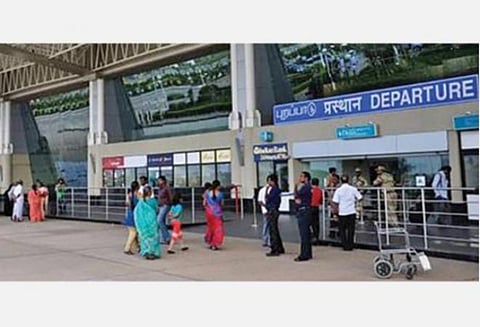 துபாயிலிருந்து மதுரை விமான நிலையத்திற்கு கடத்திவரப்பட்ட தங்க பேஸ்ட்: இருவரிடம் விசாரணை