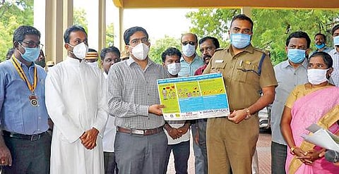 பாலியல் குற்றங்களில் இருந்து குழந்தைகளை பாதுகாக்கும் சட்டம் தொடர்பான ஒட்டுவில்லைகளை திருநெல்வேலி  ஆட்சியர் விஷ்ணு வெளியிட,  காவல் துறை துணை ஆணையர் சரவணன் பெற்றுக்கொண்டார்.