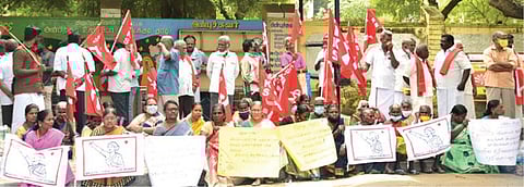 டெல்லியில் போராடும் விவசாயிகளுக்கு ஆதரவாக திருநெல்வேலி  ஆட்சியர் அலுவலகம் முன் நேற்று 3-வது நாளாக நடைபெற்ற காத்திருப்பு போராட்டம். படம்: மு.லெட்சுமி அருண்