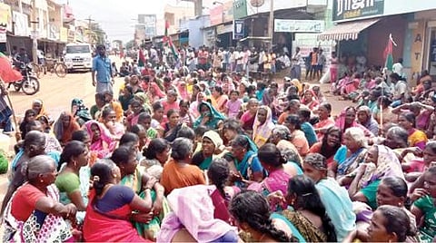 ஆலங்குளம் அருகே ரெட்டியார்பட்டியில் சாலை மறியலில் ஈடுபட்ட  ஆட்டோ  ஓட்டுநர் இசக்கிதுரையின் உறவினர்கள்.