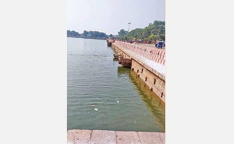 நிரம்பிய வேகத்தில் தண்ணீர் குறைந்துவரும் வண்டியூர்  மாரியம்மன் தெப்பக்குளம்.