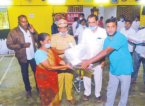 வடலூர் வள்ளலார் குருகுலம் மேல்நிலைப்பள்ளியில் மழை வெள்ளத்தினால் பாதிப்படைந்த கொளக்குடி, ஓணான்குப்பம் கிராம மக்களுக்கு நிவாரண பொருட்கள் வழங்கப்பட்டன.