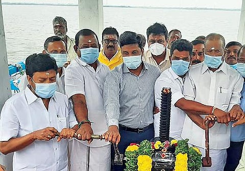 பாசனத்திற்காக மணிமுக்தா அணையை அமைச்சர் சி.வி. சண்முகம் திறந்து வைத்தார்.  அருகில் கள்ளக்குறிச்சி ஆட்சியர் கிரண்குராலா உள்ளிட்டோர்.