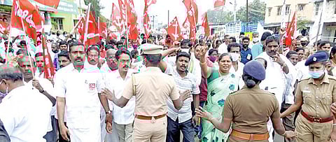 வேளாண் சட்டங்களை திரும்ப பெறக் கோரி டெல்லியில் போராட்டத்தில் ஈடுபட்டு வரும் விவசாயிகளுக்கு ஆதரவாக அகில இந்திய விவசாயிகள் போராட்ட ஒருங்கிணைப்புக் குழு சார்பில் நேற்று திருவள்ளூர் மாவட்ட ஆட்சியர் அலுவலகம் முன்பு சாலை மறியல் போராட்டம் நடைபெற்றது.