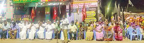 திருப்பூர் நெருப்பெரிச்சல் பகுதியில் நேற்று மாலை தர்ணா போராட்டத்தில் ஈடுபட்ட மக்கள்.