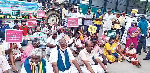 திருப்பூர் மாவட்டத்தில் 3-வது நாளாக  காத்திருப்பு போராட்டத்தில் ஈடுபட்ட 120 பேர் கைது