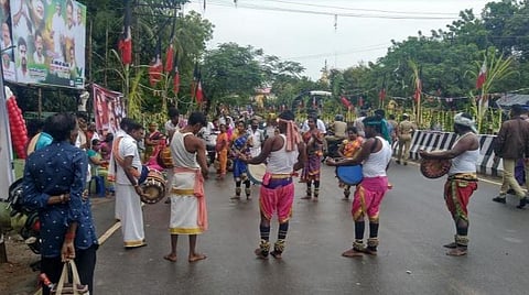 முதல்வரை வரவேற்க தயார் நிலையில் தப்பாட்டக்குழுவினர்.