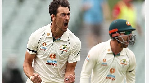 பிரித்வி ஷா விக்கெட்டை வீழ்த்திய மகிழ்ச்சியில் ஸ்டார்க் : படம் | ட்விட்டர்.