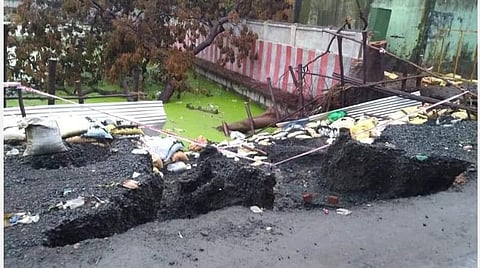 சிதம்பரம் இளைமையாக்கினார் கோயில் குளத்தில் சவுக்கு கட்டைகள் அடித்து மணல் மூட்டைகள் அடுக்கப்பட்டிருந்த தற்காலிக சுவர் உள்வாங்கியுள்ளது.