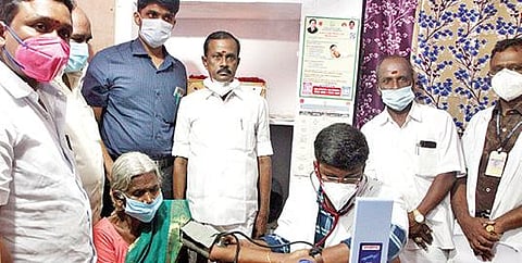 ஆரணி அடுத்த அம்மாபாளையத்தில் மினி கிளினிக்கை நேற்று திறந்து வைத்த  அமைச்சர் சேவூர் எஸ்.ராமச்சந்திரன். அருகில், ஆட்சியர் சந்தீப் நந்தூரி உள்ளிட்டோர்.