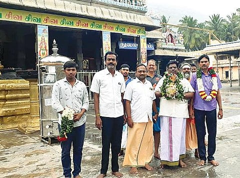 திருவண்ணாமலை அண்ணாமலையார் கோயிலில் இருந்து நேற்று மகா தீபம் ஏற்றப்பட்ட மலைக்கு கொண்டு செல்லப்பட்ட புனித நீர்.