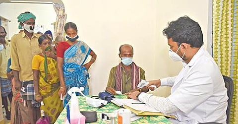 வீரகனூர் அடுத்த லத்துவாடி கிராமத்தில் நேற்று திறக்கப்பட்ட அம்மா மினி கிளினிக்கில் மருத்துவரிடம் சிகிச்சை பெற காத்திருந்த கிராம மக்கள்.