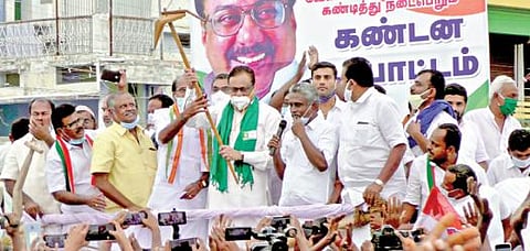 வேளாண் சட்டங்களைத் திரும்பப்பெற வலியுறுத்தி, கோபியில் நடந்த ஏர்கலப்பை ஆர்ப்பாட்டத்தில் காங்கிரஸ் முன்னாள் மாநிலத் தலைவர் ஈவிகேஎஸ் இளங்கோவன் பங்கேற்றார்.